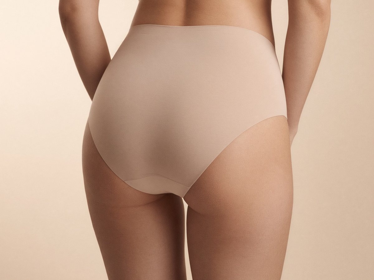 Waist and buttocks from behind (staged image)